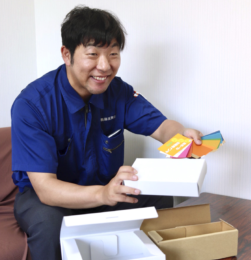 包装資材を提案する藤原商店のスタッフ